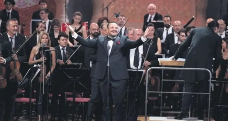 İki Soprano bir tenor aynı sahnede