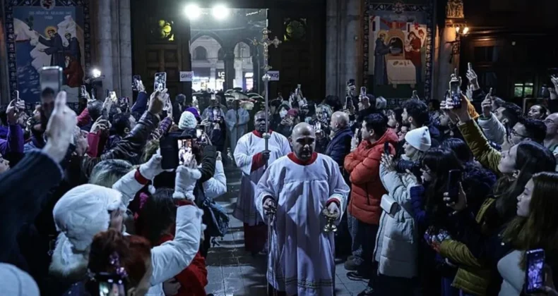 İstanbul’daki kiliselerde Noel ayini düzenlendi