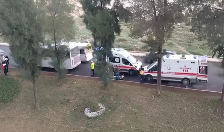 İzmir Buca’da feci olay! Okul servisi park halindeki TIR’a çarptı: 1 öğrenci hayatını kaybetti!