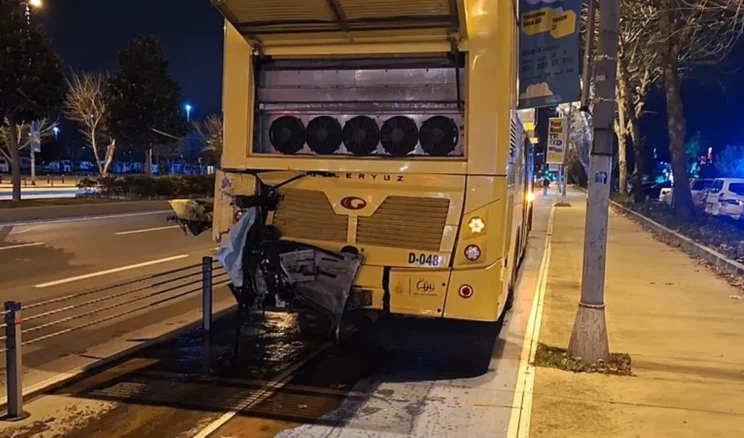 Otomobil, İETT otobüsüne arkadan çarptı: 1 ölü, 1 yaralı!