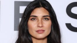 Oyuncu Tuba Büyüküstün’ün Paris günlükleri! Siyah dekolteli tarzıyla büyüledi