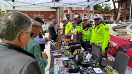 Eşme’de Trafik Haftası Etkinlikleri Kapsamında Ortak Stand Kuruldu